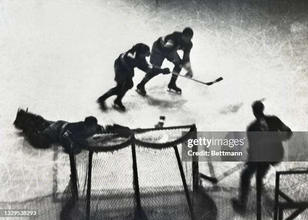 By defeating the Montreal Maroons by a score of 3-2, the Chicago Blackhawks entered the final round of the Stanley Cup series to be played against...