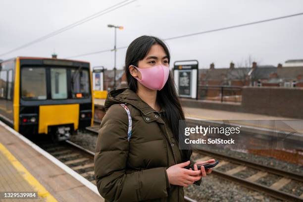 train arriving on time - filipino girl stockfoto's en -beelden