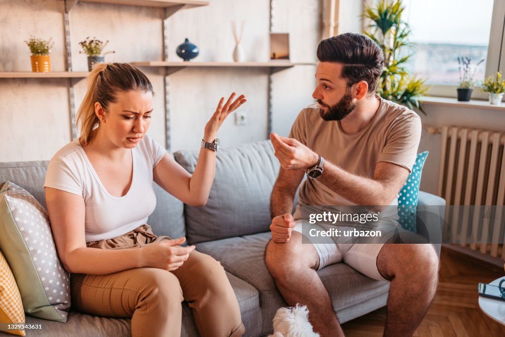 Paar streiten sich zu Hause