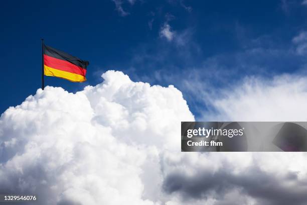 cloud cuckoo land - ideologie stock-fotos und bilder