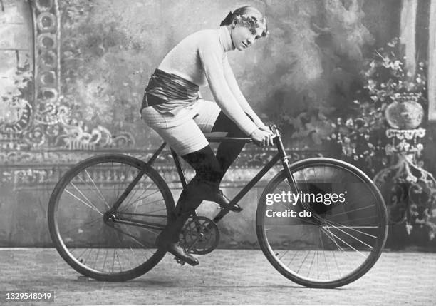 racing cyclist tillie anderson, usa, sitting on her bike, side view - 十九世紀 幅插畫檔、美工圖案、卡通及圖標