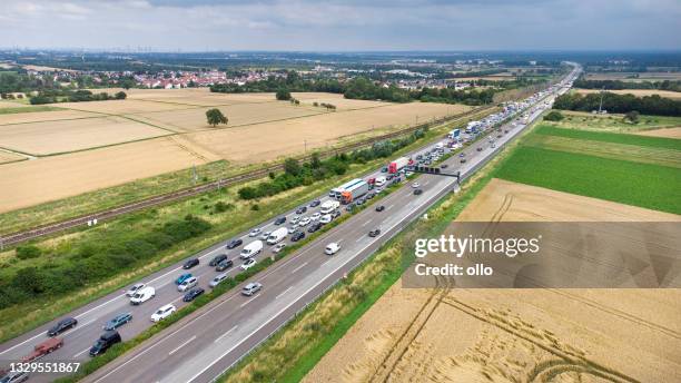 stau auf der deutschen autobahn a3, luftbild - deutsche autobahn stock-fotos und bilder