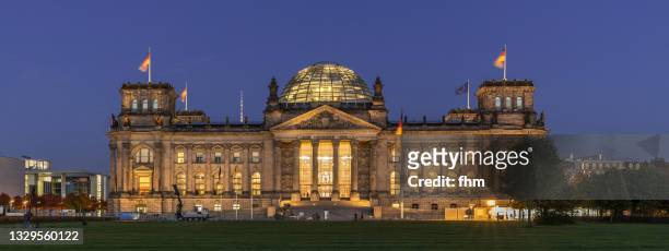 reichstag building at blue hour (german parliament building, deutscher bundestag) - berlin, germany - the reichstag stock pictures, royalty-free photos & images