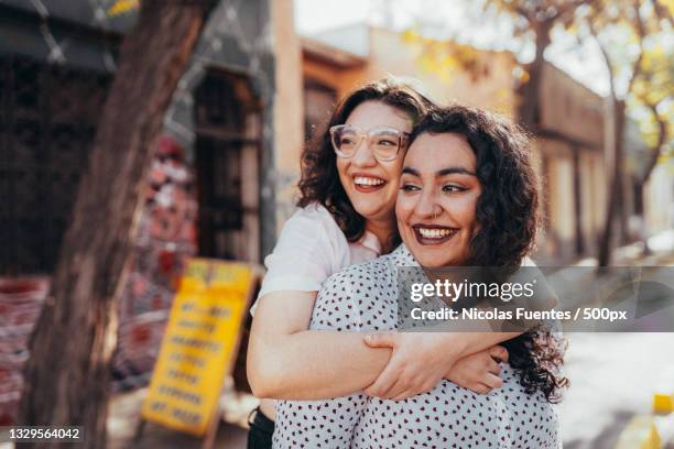 happy young couple,santiago de chile,chile - destination de voyage 個照片及圖片檔