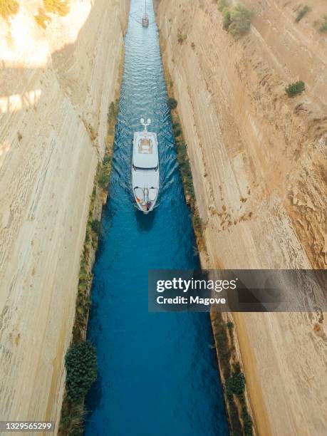 vertical view of a ship going through the corinth canal in greece. - bedding stockfoto's en -beelden