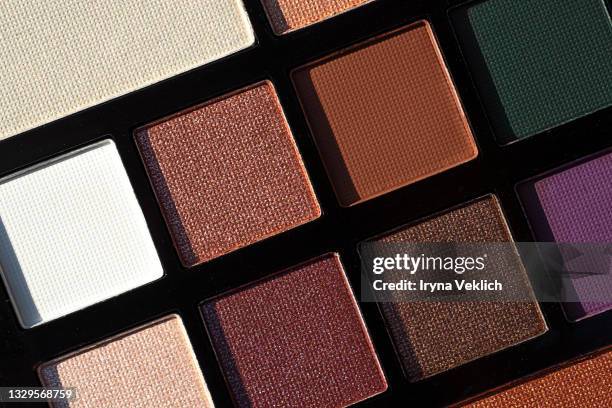 makeup eyeshadows in trendy natural colours background. - paleta de maquillaje fotografías e imágenes de stock