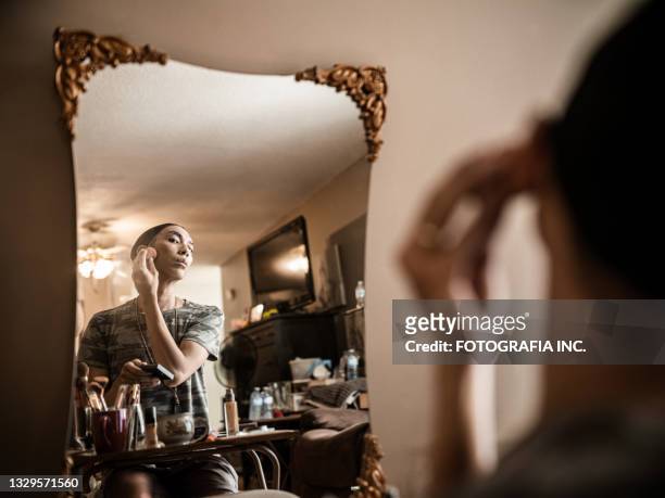 joven drag queen filipina preparándose - crossdresser fotografías e imágenes de stock