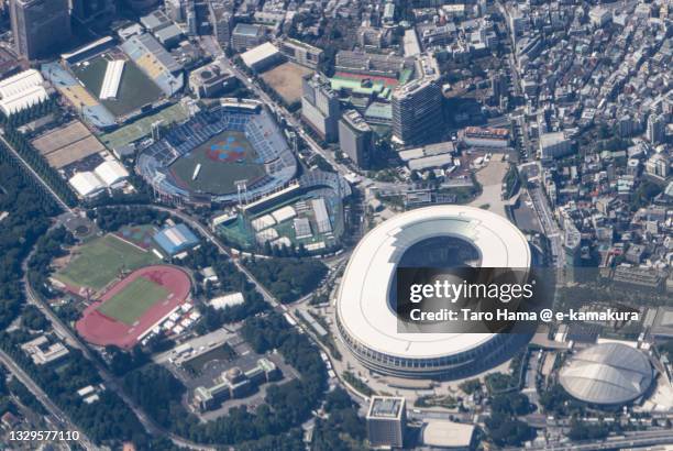 tokyo of japan aerial view from airplane - nationaal stadion stockfoto's en -beelden