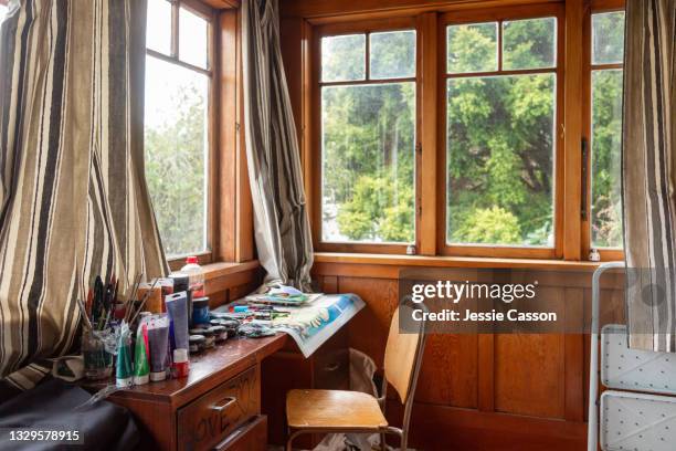 artist's materials in a home office - kunstatelier stockfoto's en -beelden
