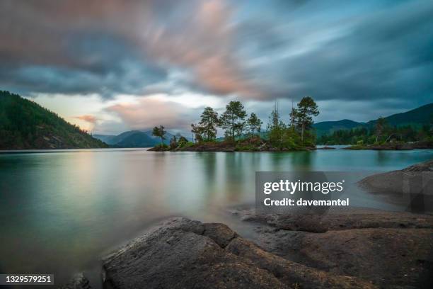 gordon bay lago cowichan - vancouver island fotografías e imágenes de stock