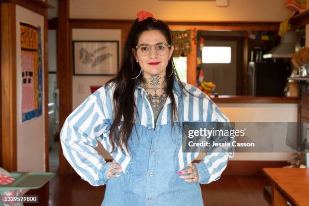 tattooed mother/woman standing in kitchen at home - new zealand people stock pictures, royalty-free photos & images