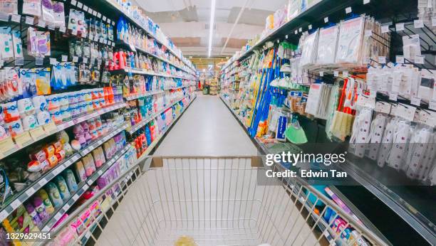 point of view shopping cart in supermarket produce aisle - cornershop stockfoto's en -beelden