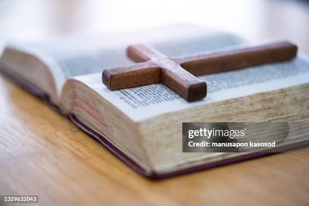 bible - cross stockfoto's en -beelden