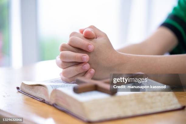 holy bible. - cross fotografías e imágenes de stock