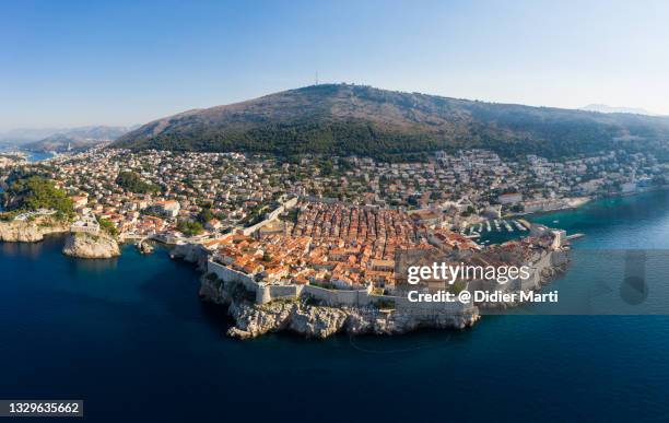 aerial view of the dubrovnik medieval old town in croatia - dubrovnik fotografías e imágenes de stock