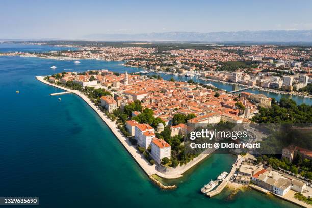 dramatic aerial view of the zadar old town, an ancient venetian stronghold on the adriatic sea, in croatia - dalmatia region croatia stock-fotos und bilder