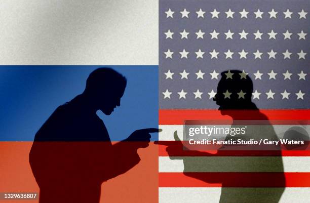 ilustrações, clipart, desenhos animados e ícones de concept image of two shadows over russian and american flags argueing depicting difficult relations between the countries - guerra fria