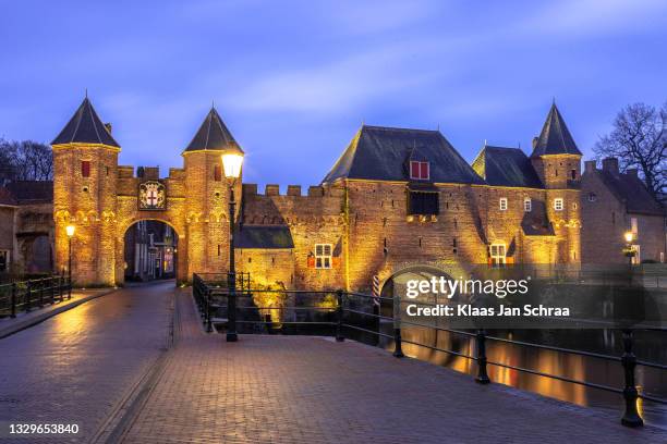 histórico tierra- y watergate el koppelpoort en amersfoort - amersfoort netherlands fotografías e imágenes de stock