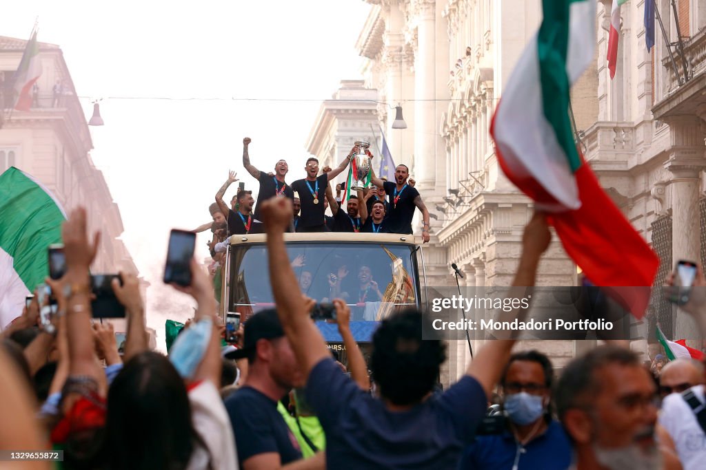 Rome Euro 2020 Italian team carries the cup around Rome