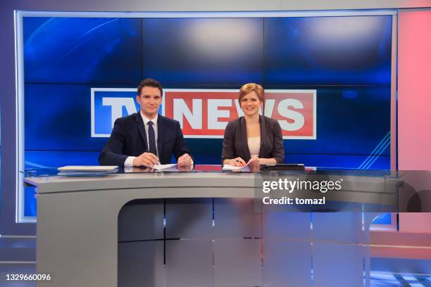 periodistas en un estudio de noticias de televisión - reportero fotografías e imágenes de stock