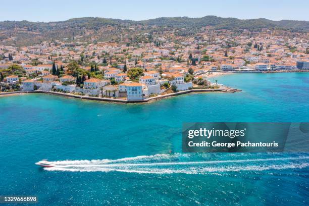 aerial photo of speed boat near the island of spetses, greece - mar egeo fotografías e imágenes de stock