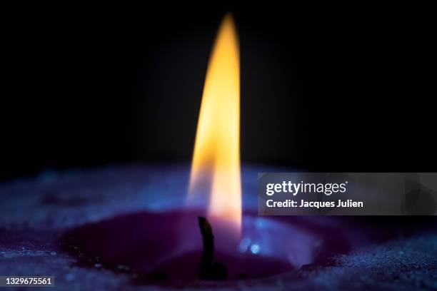 candle flame in the dark - objet magique et mystique photos et images de collection