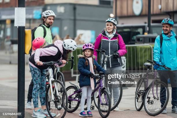 warten auf die überquerung der straße - cross road children stock-fotos und bilder