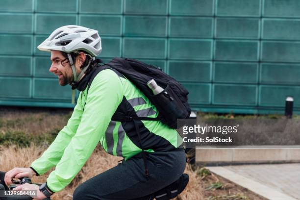vivir un estilo de vida activo - cycling helmet fotografías e imágenes de stock
