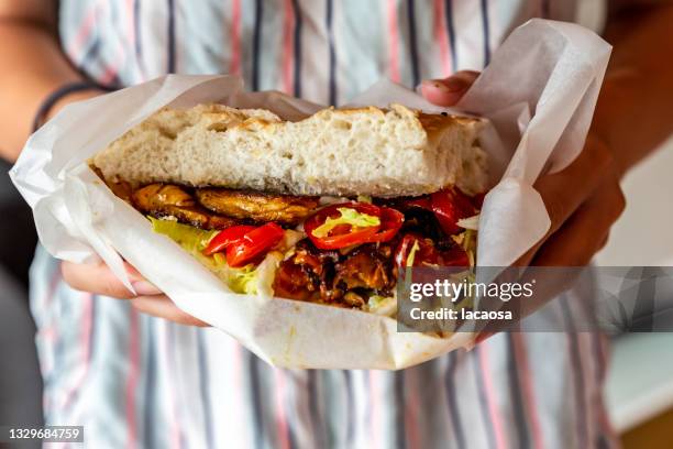 hands holding vegetarian doner kebab - doner kebab stockfoto's en -beelden