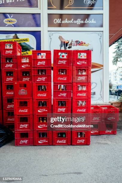 caisses en plastique de coca-cola empilées devant un restaurant de la ville - coca cola photos et images de collection