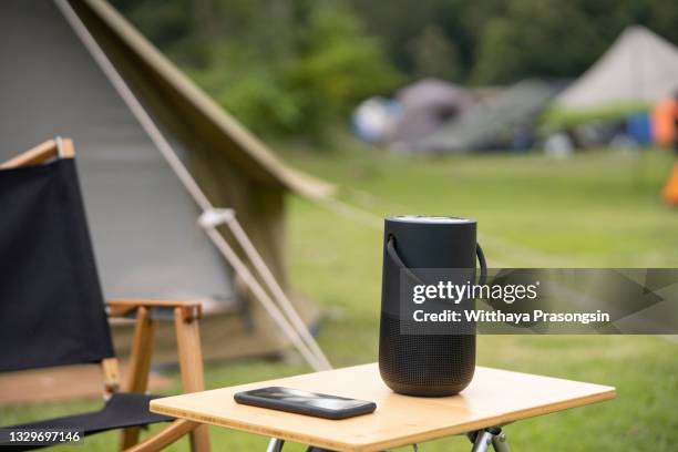 bluetooth speaker in front of the camp - bluetooth photos et images de collection