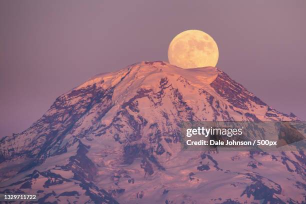 scenic view of snowcapped mountains against sky at night,mount rainier,washington,united states,usa - pleine lune photos et images de collection
