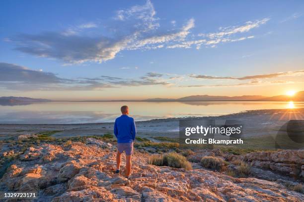 a man enjoying the breathtaking sunrise in the beautiful 
antelope island state park near salt lake city, utah usa - park city utah 個照片及圖片檔