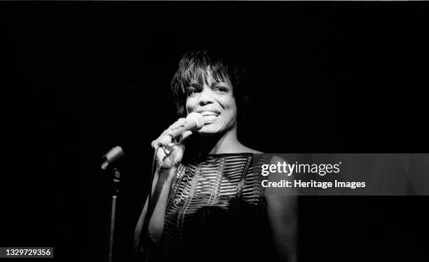 Nnenna Freelon, Ronnie Scott’s Jazz Club, London, 7/2000. Artist Brian O'Connor.