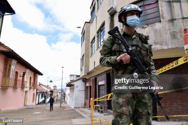 Soldier of the Presidential Guard stands guard to prevent the entry of protesters to the surroundings of the Capitol where the legislature of the...