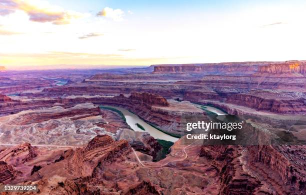 el río colorado corre a través de los cañones del parque estatal dead horse point al anochecer - moab utah fotografías e imágenes de stock