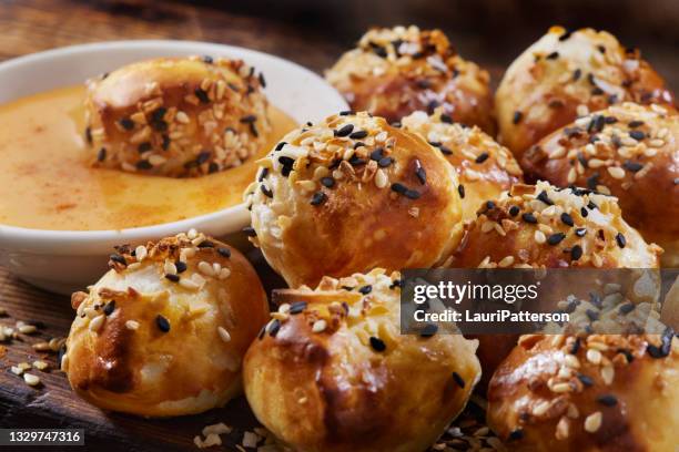 alles bagel gewürzte brezel bissen - deutsche küche stock-fotos und bilder