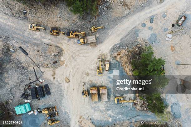 baustelle unten - aerial view construction workers stock-fotos und bilder