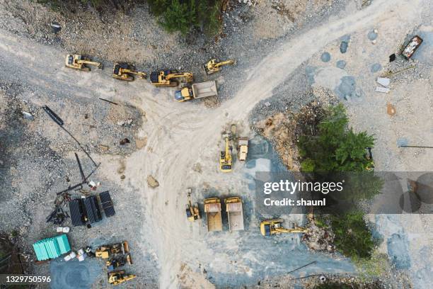 baustelle unten - baumaschine stock-fotos und bilder