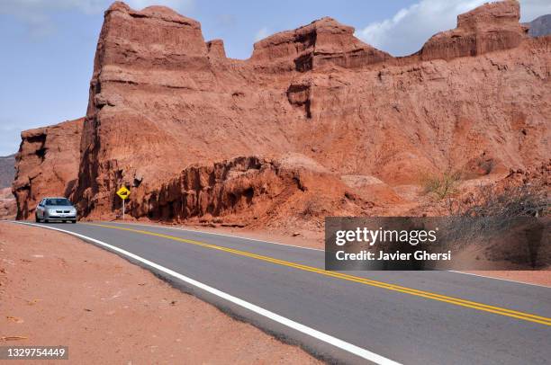 quebrada de las conchas, valles calchaquíes, cafayate, salta, argentina. - saltar stock-fotos und bilder