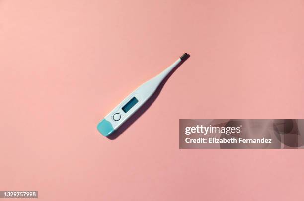digital medical thermometer. top view. - termometro foto e immagini stock