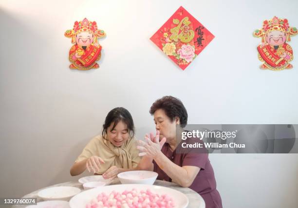 making glutinous rice balls (tangyuan) - winter solstice 個照片及圖片檔