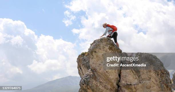 la hembra de montañero treba por la cresta de la montaña - sierra capri fotografías e imágenes de stock
