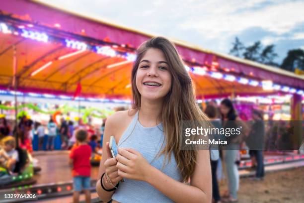 mädchen im fair - fairgrounds festival 2017 stock-fotos und bilder