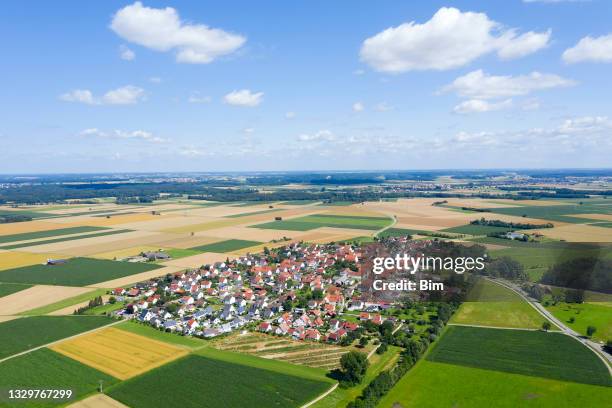 kleine stadt im sommer landschaft - dorf oben stock-fotos und bilder