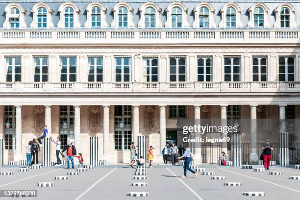 buren columns in palais royal - jardin du palais royal stock pictures, royalty-free photos & images