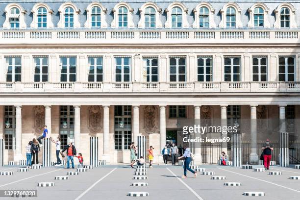 colunas de buren em palais royal - jardin du palais royal - fotografias e filmes do acervo