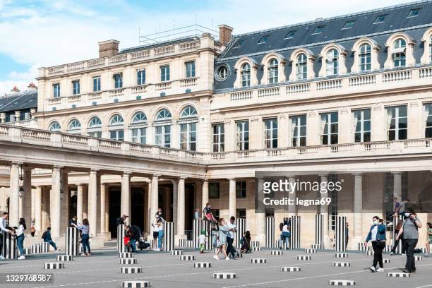 buren säulen im palais royal - jardin du palais royal stock-fotos und bilder