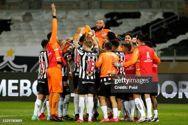 Éverson of Atletico MG celebrates with teammates after scoring the last penalty in the shootout qualifying their team to the next round after a round...