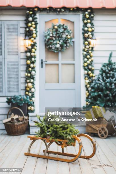 home decorated for christmas holidays with wreath trees, ornaments and garlands. - alo house winter - fotografias e filmes do acervo